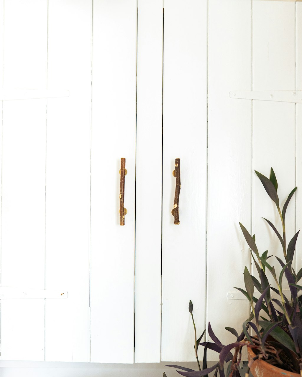 Pull Bar Handle 160 • Hazel & Blackened Brass • Knurled